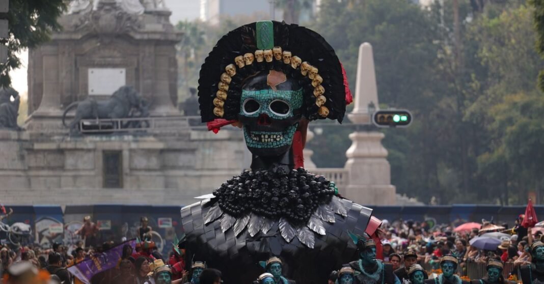 Hugo Aguilar Ortiz, el primer indígena en presidir la Suprema Corte de México desde Benito Juárez Vibrante desfile del Día de Muertos con disfraces coloridos y una gran carroza de esqueleto en la Ciudad de México.