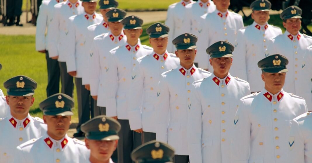 EE.UU. anuncia operaciones militares conjuntas con Colombia; no se conocen aún sus alcances ni autorización legislativa Militares chilenos en formación ceremonial en desfile militar en Maipú, Chile.
