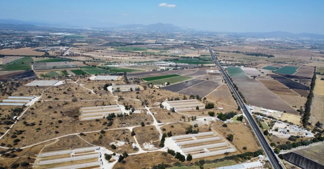 Temen que una comunidad de Guerrero desaparezca tras ataque con drones Imagen aérea panorámica de Santiago Tianguistenco con exuberantes campos verdes y montañas a lo lejos.