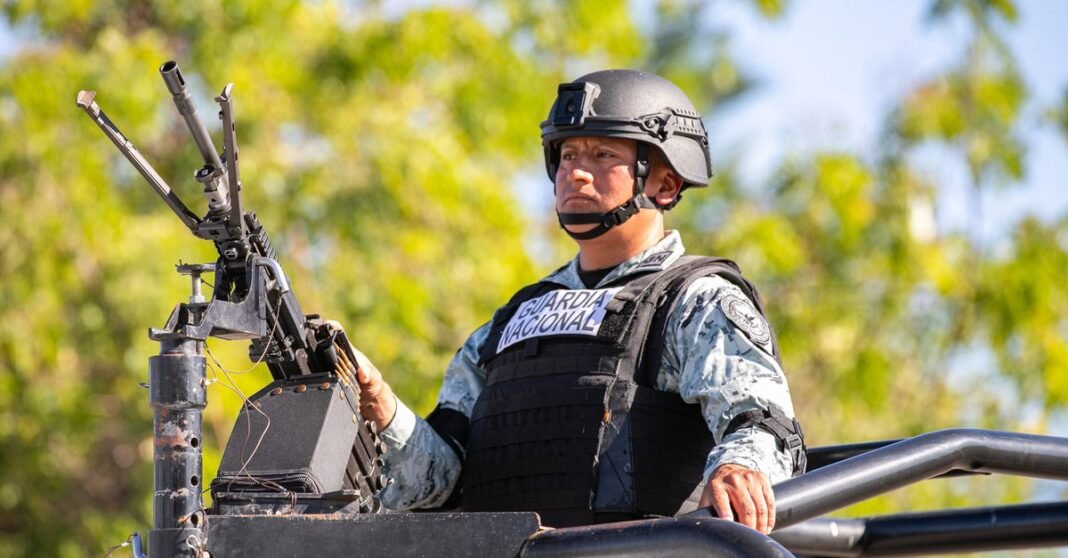 Plan Michoacán deja 16 detenidos y el decomiso de 27 armas en operativos coordinados en la entidad Personal militar realizando ejercicios al aire libre, demostrando habilidades tácticas y defensivas junto con civiles.
