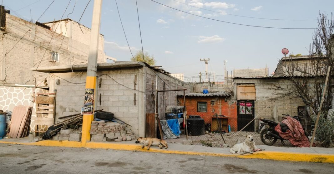 IMCO pone bajo la lupa la pobreza en México con mediciones que van más allá del ingreso Vista aérea de alta resolución que muestra bloques de viviendas urbanas en Aguascalientes, México.