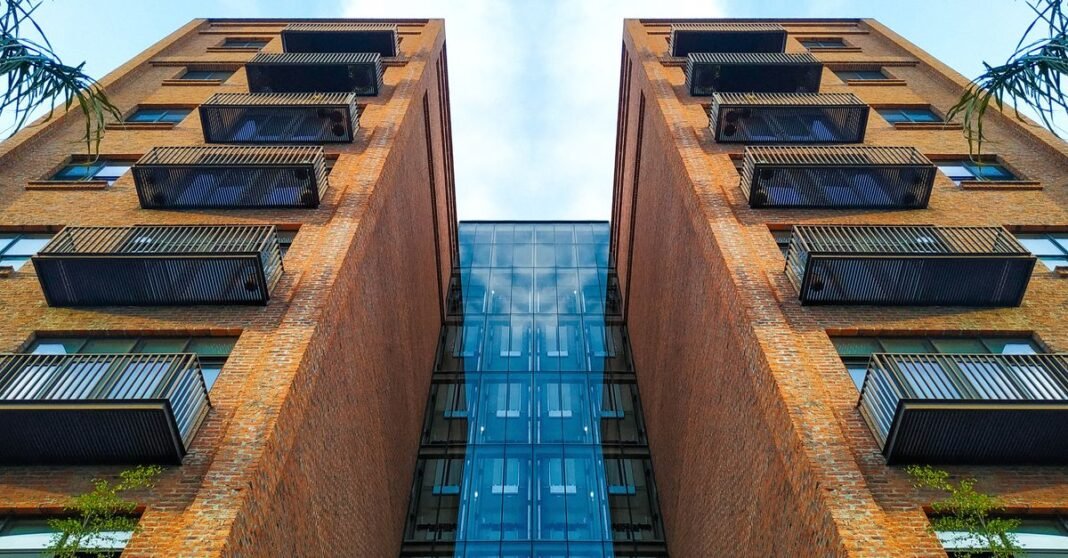 Un fondo ligado a Airbnb impulsa a Blueground como principal oferente de rentas en CDMX Vista aérea de grúas de construcción y rascacielos en Ciudad de México al atardecer.