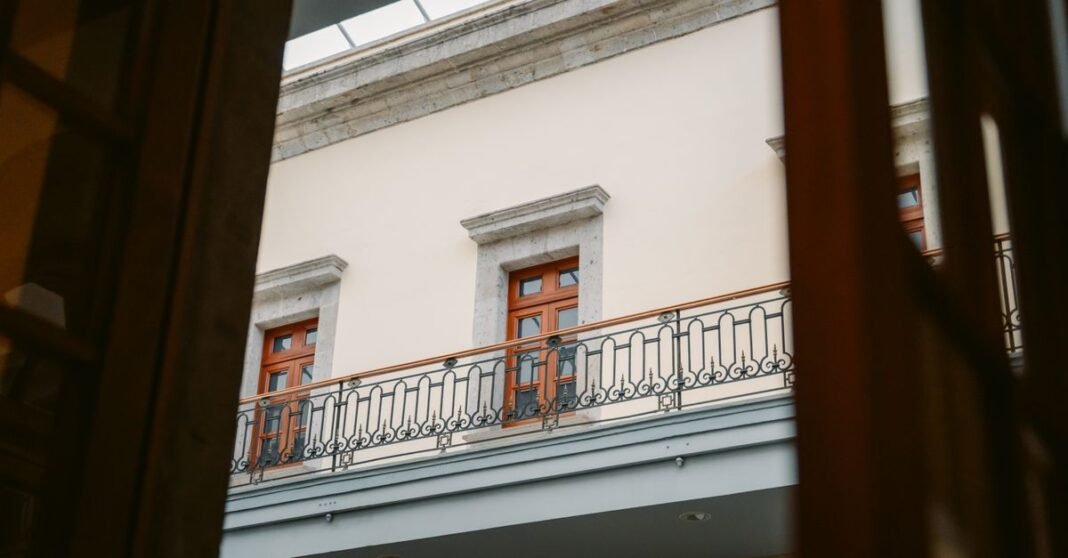 México estrena una elección judicial inédita y el gobierno de Sheinbaum se juega parte de su capital político Dos mujeres conversando cerca de una pared colorida en Ciudad de México, destacando la vida urbana y la interacción.