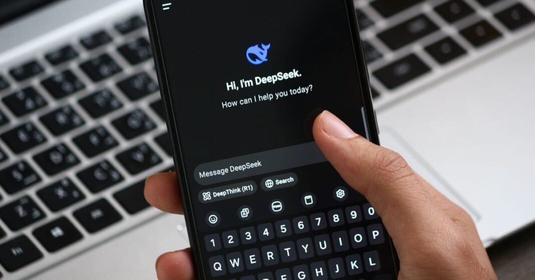 Persona que interactúa con la aplicación de chat DeepSeek AI en un teléfono inteligente, centrándose en la innovación y la comunicación digital.