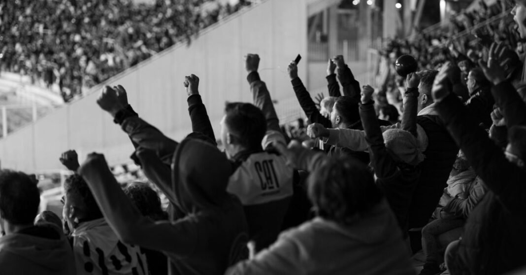 UEFA, Concacaf y AFC acusan a FIFA de quebrar la confianza por plan sobre derechos del Mundial Vibrante multitud de fanáticos del fútbol animando en un estadio de Córdoba, Argentina.