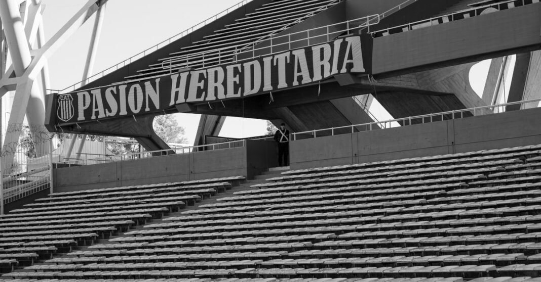 México presenta su prelista para la Copa América 2024 sin Guillermo Ochoa Estadio de béisbol vacío en Monterrey, México, con cartel electrónico de bienvenida.