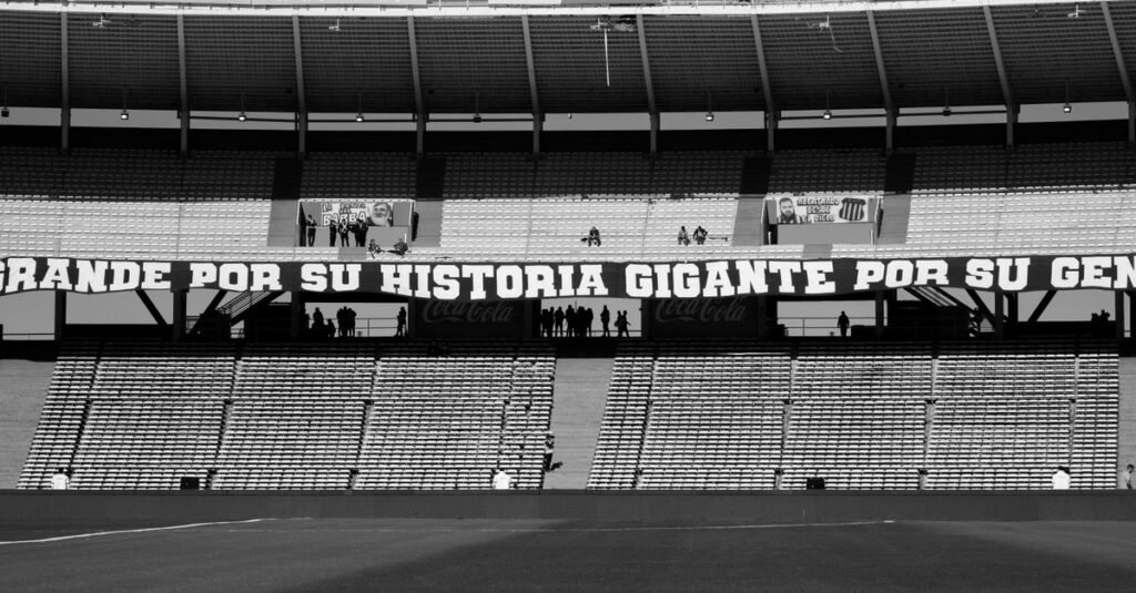 Vibrante multitud de fanáticos del fútbol animando en un estadio de Córdoba, Argentina.
