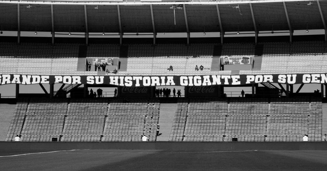Vibrante multitud de fanáticos del fútbol animando en un estadio de Córdoba, Argentina.