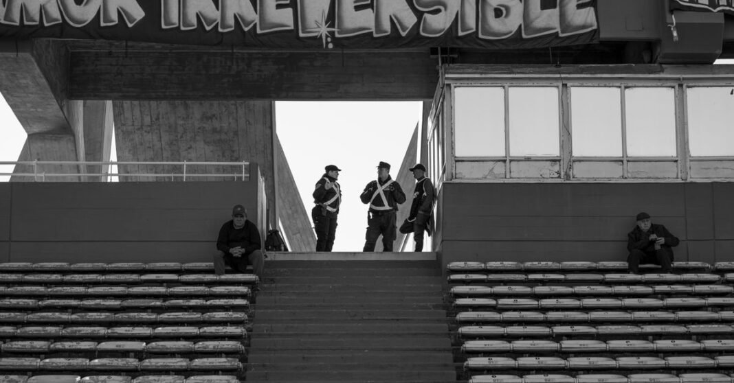 Despacho jurídico presenta amparo contra la eliminación del ascenso y descenso en la Liga MX Fotografía en blanco y negro de las tribunas vacías de un estadio de Córdoba, resaltando la estructura y la atmósfera.