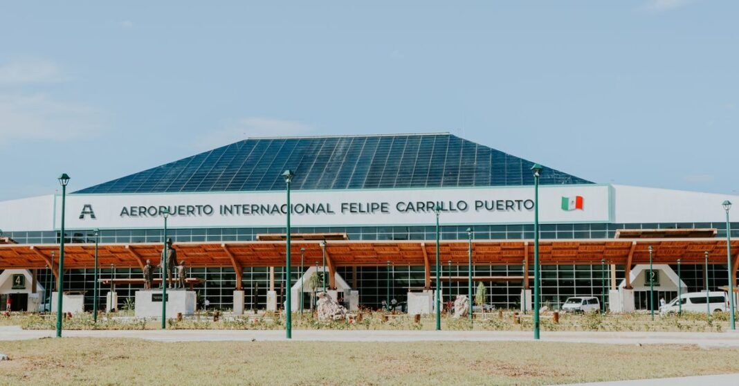 México entrega a Argentina a Raúl Martins, requerido por trata con fines de explotación sexual y lavado de dinero Vista diurna del Aeropuerto Internacional Felipe Carrillo Puerto en México con cielo azul claro.