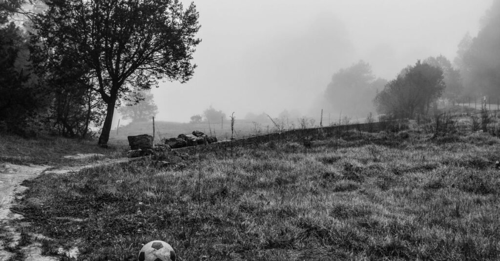 Un paisaje sereno y brumoso con un balón de fútbol en San Joaquín, Querétaro, México.