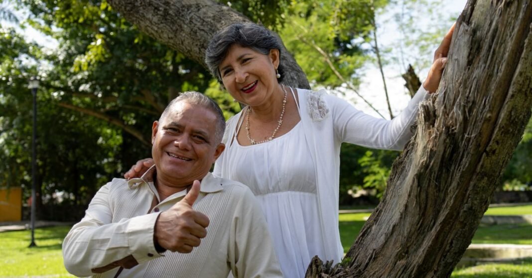 En 2025 arrancará la atención médica a domicilio para adultos mayores con el programa Salud Casa por Casa Pareja alegre disfrutando de un día soleado en un parque de Mérida, abrazando la naturaleza y la felicidad.