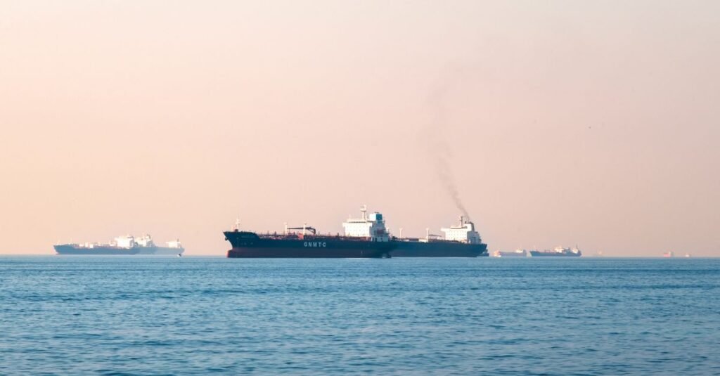Grandes buques cisterna industriales navegando en mar abierto bajo un cielo despejado, ilustrando el transporte marítimo.