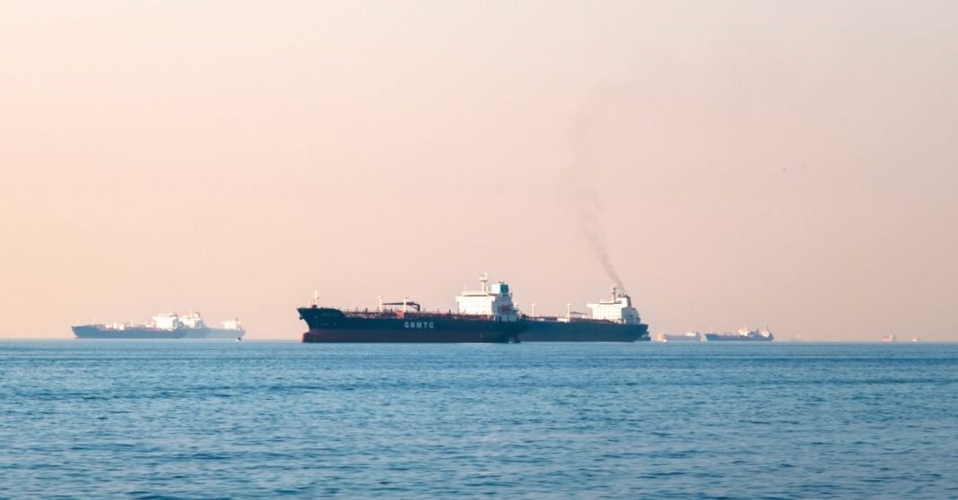 Trump afirma que frenará nuevos ataques contra Irán ante un posible acuerdo, pero no hay pacto confirmado Grandes buques cisterna industriales navegando en mar abierto bajo un cielo despejado, ilustrando el transporte marítimo.
