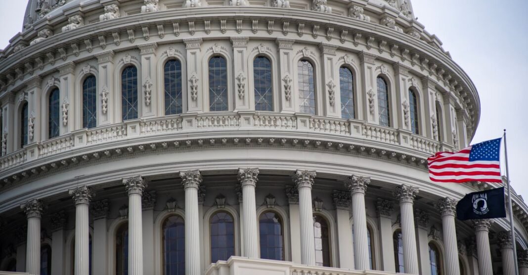 Senado de EU confirma a Todd Blanche como fiscal general tras una votación de 50 a 49 Vista detallada de la cúpula del Capitolio de EE. UU. con la bandera americana ondeando cerca en Washington D.C.