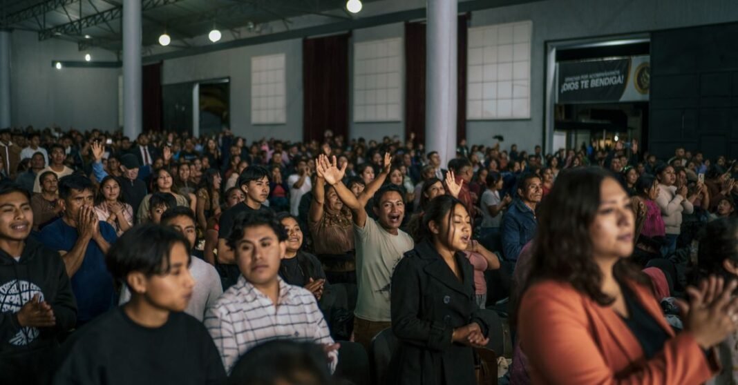 Juan Gabriel vuelve a las salas de cine con su primer concierto en Bellas Artes, a 10 años de su muerte Un servicio de adoración animado con diversos asistentes participando en oración en una iglesia en México.