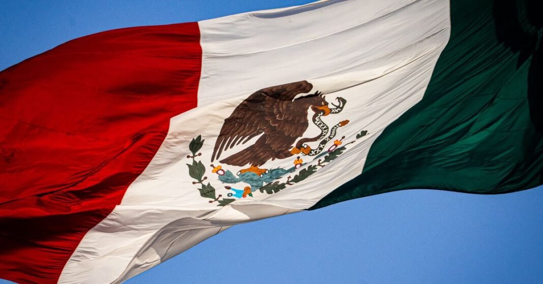 Rafael Caro Quintero, el capo del Cártel de Guadalajara que México entregó a Estados Unidos tras cuatro décadas de búsqueda Imagen en alta resolución de la bandera mexicana ondeando al viento, simbolizando el orgullo nacional y la libertad.