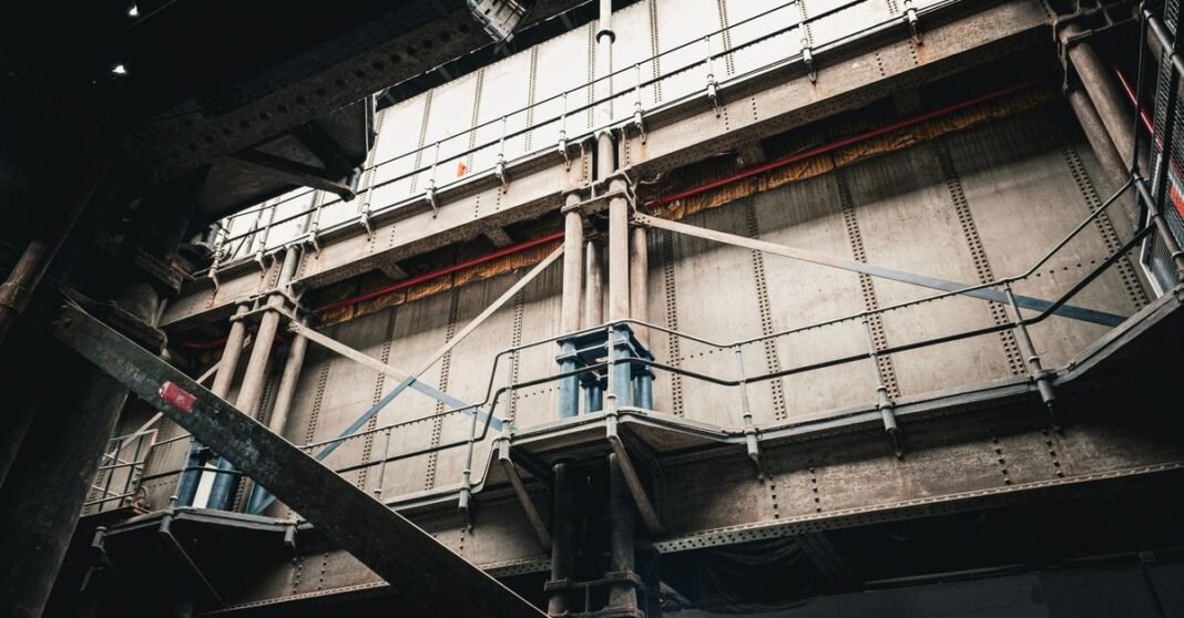 Nearshoring en México: el potencial sigue alto, pero persisten riesgos en infraestructura, agua y energía Vista detallada de una estructura interior industrial en Buenos Aires, mostrando su estructura metálica.