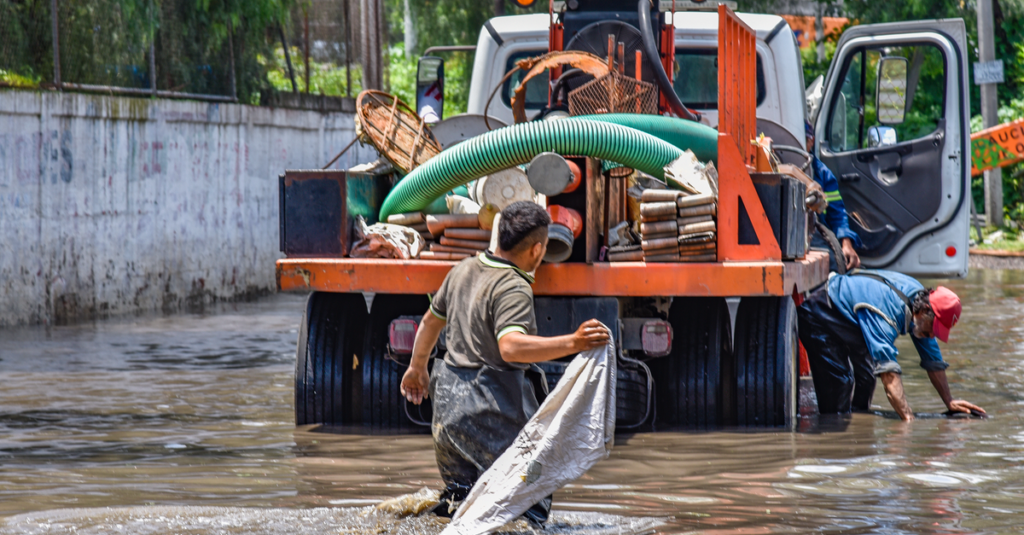 Personas atraviesan calles inundadas en Buenos Aires, Argentina, después de fuertes lluvias.