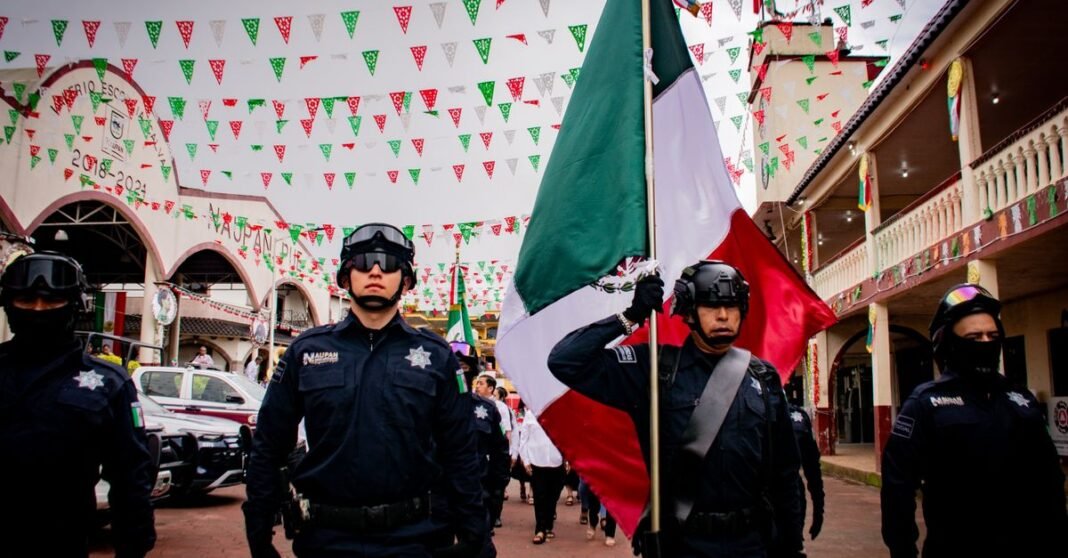 EU entrega a México a 10 personas buscadas por secuestro, drogas y armas, informa embajador Policías mexicanos desfilan mostrando el orgullo nacional con banderas y decoración festiva.
