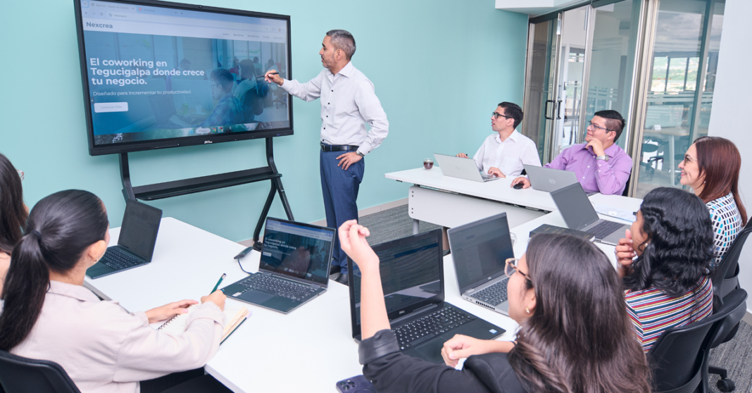 Altagracia Gómez encabezará el consejo empresarial de Sheinbaum: perfil de la empresaria y el alcance del nuevo órgano Equipo profesional realizando una presentación de negocios con computadoras portátiles y una pantalla de proyector.