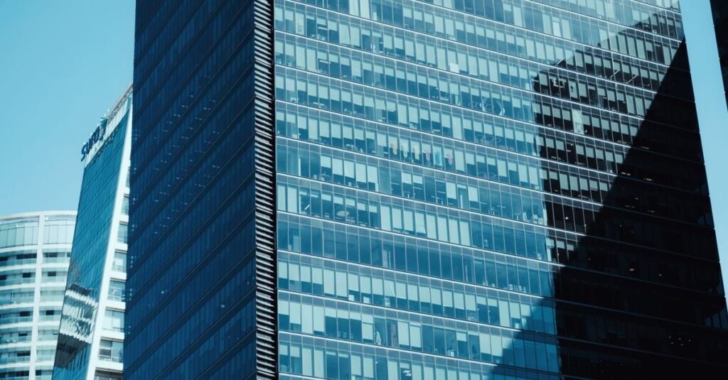 Una impresionante vista de rascacielos en el bullicioso distrito empresarial de la Ciudad de México.