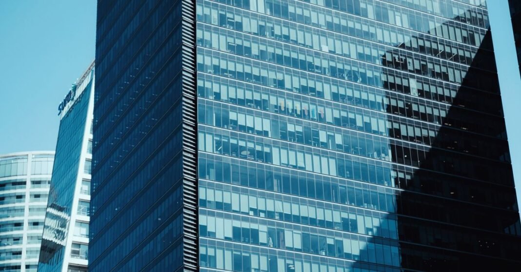 El 89% de las empresas en México planea incorporar agentes de IA este año, según Microsoft Una impresionante vista de rascacielos en el bullicioso distrito empresarial de la Ciudad de México.