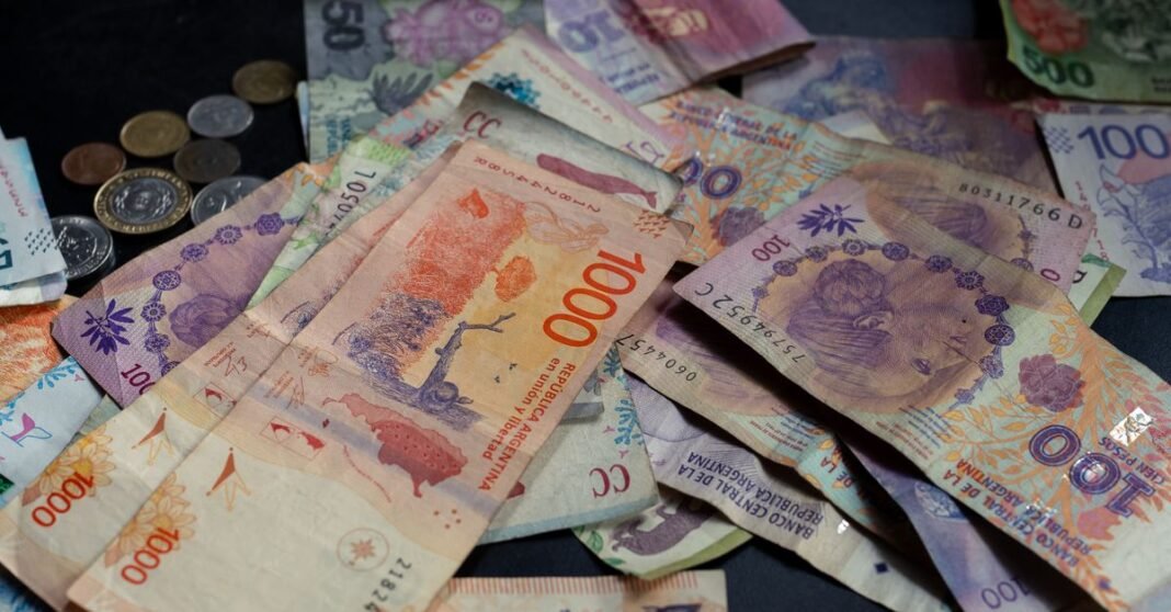Dólar en México: el tipo de cambio para pagos se ubicó en 16.9712 pesos este sábado 29 de agosto Vista detallada de billetes de 500 pesos mexicanos con Benito Juárez.