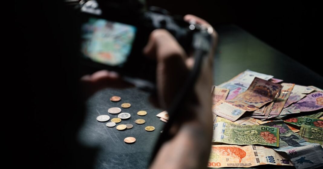 México eleva 13% el salario mínimo en 2026: así queda el pago diario y mensual Primer plano de billetes y monedas de pesos argentinos fotografiados en interiores.