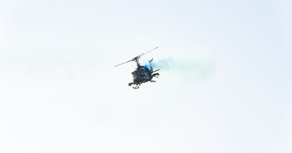 Helicóptero de gran altitud emitiendo humo azul en el cielo despejado de El Salvador.