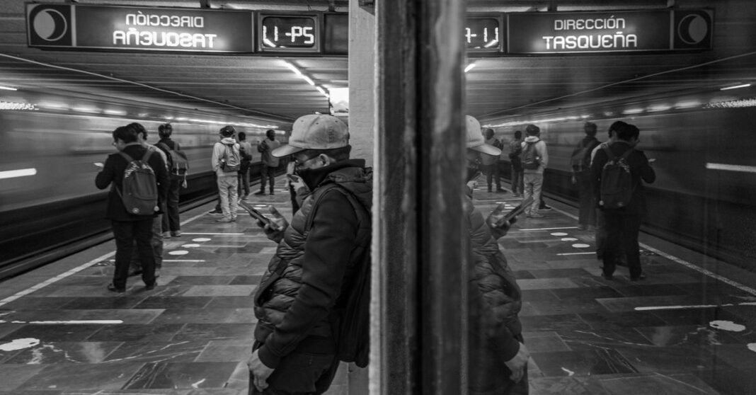 Metro de la CDMX conmemora 56 años de servicio con énfasis en la modernización de la Línea 1 Captura dinámica de un tren de metro en movimiento a gran velocidad en Nueva York, que muestra el dinamismo del transporte urbano.