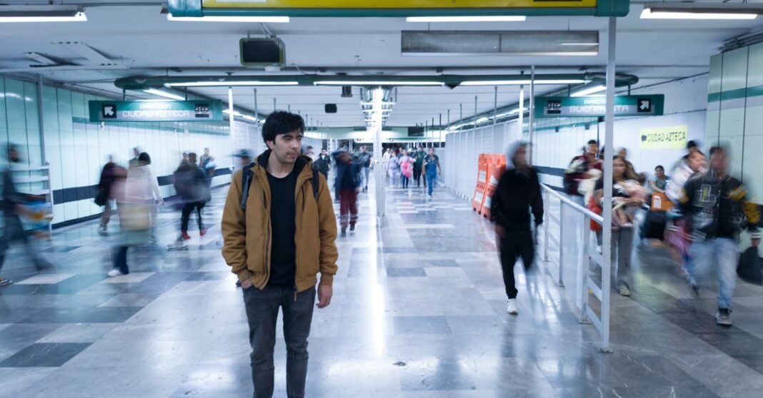 Qué es la escopolamina y qué se sabe de su posible relación con los “pinchazos” en el Metro CDMX Edificio de esquina con señales del SEP en el paisaje urbano de la Ciudad de México.