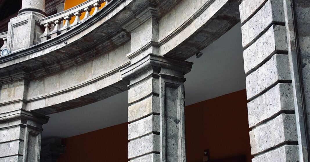 Sectur llama al cuerpo diplomático a reforzar la imagen turística de México en el exterior Fotografía de columnas de piedra históricas con intrincados diseños en la Ciudad de México.