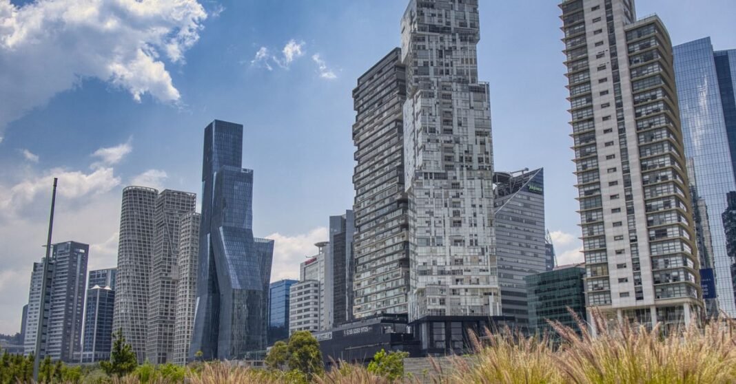 Registro de estancias turísticas en CDMX: el plazo de 30 días ya venció y así se realiza el trámite Impresionante vista del horizonte urbano con modernos rascacielos en Ciudad de México, México.
