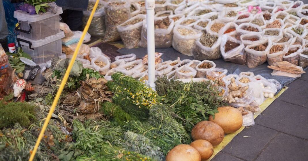 Mejora el surtimiento de recetas en México, pero persiste el desabasto de medicamentos, según Cero Desabasto Diversas hierbas y especias expuestas en un puesto de un mercado mexicano al aire libre.