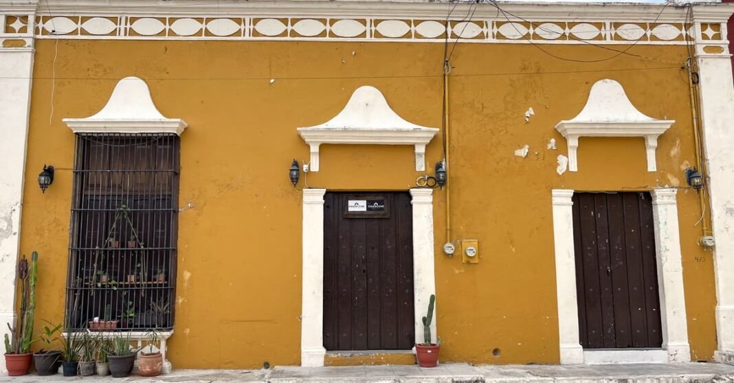 Bienestar abre convocatoria para contratar a más de 20 mil profesionales de la salud para el programa Salud Casa por Casa Arquitectura colonial en San Francisco de Campeche. Fachada de un vibrante color naranja con encanto mexicano.