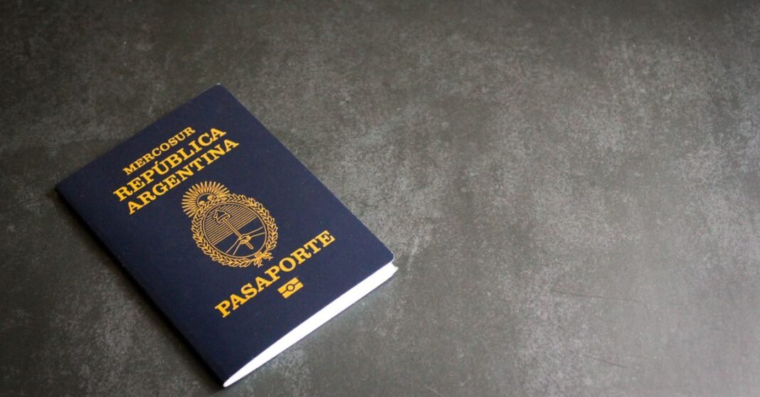 Trump vuelve a intentar limitar la ciudadanía por nacimiento y endurece medidas contra el “turismo de parto” Imagen de alta calidad de un pasaporte argentino sobre un fondo de pizarra oscura, ideal para temas de viaje.