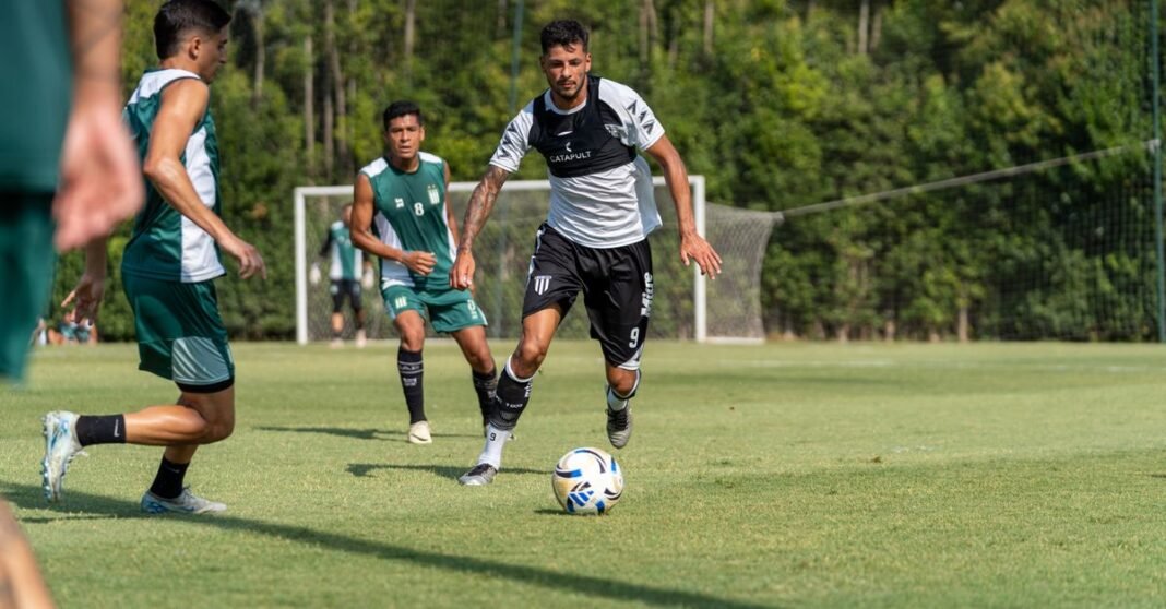 Johan Vásquez causa baja de la Selección Mexicana y Víctor Guzmán toma su lugar para la Nations League Jugadores en acción durante un partido de fútbol al aire libre, mostrando habilidades atléticas.