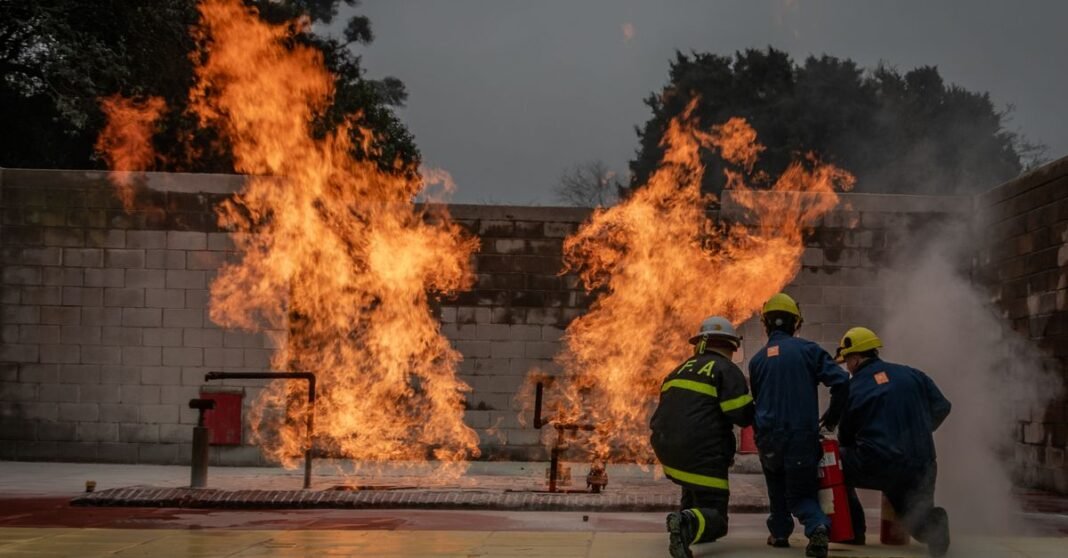Incendio y explosión en una tienda de Hermosillo deja al menos 23 muertos Bomberos en acción controlando un incendio controlado. Escenario dramático de entrenamiento en extinción de incendios.