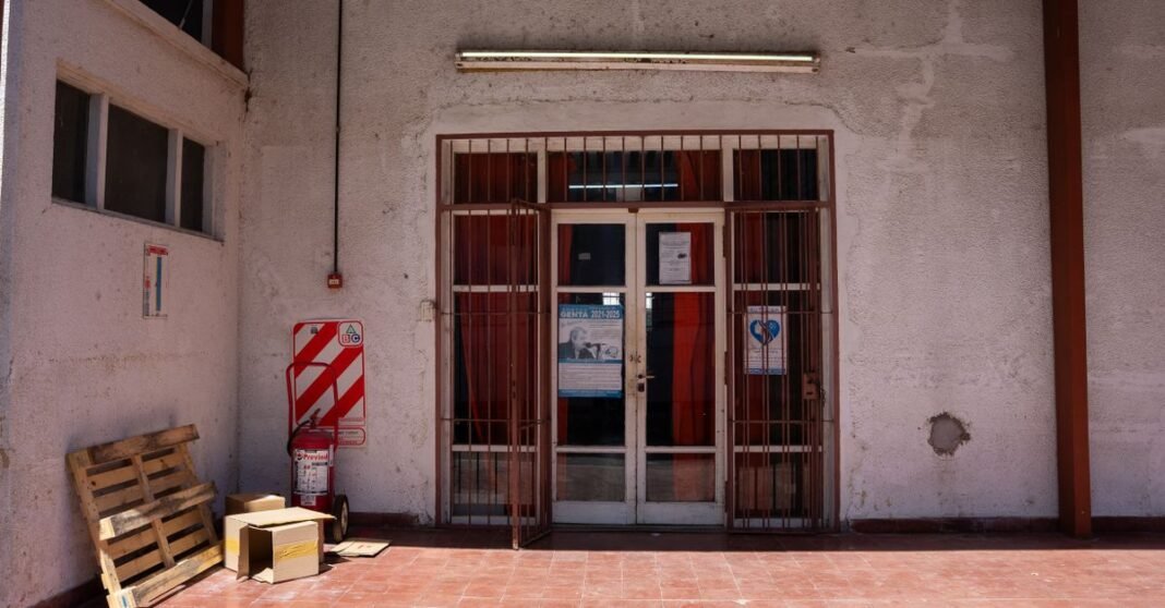 IMSS-Bienestar abre convocatoria para contratar médicos especialistas y generales en 23 estados Vista exterior de un edificio histórico con columnas, rodeado de vegetación y bajo un cielo despejado.