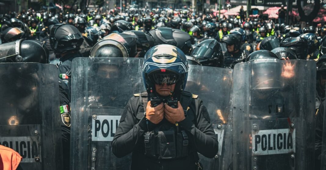 Sheinbaum rechaza dichos de Trump y afirma que México sí combate al narcotráfico Dos mujeres conversando cerca de una pared colorida en Ciudad de México, destacando la vida urbana y la interacción.