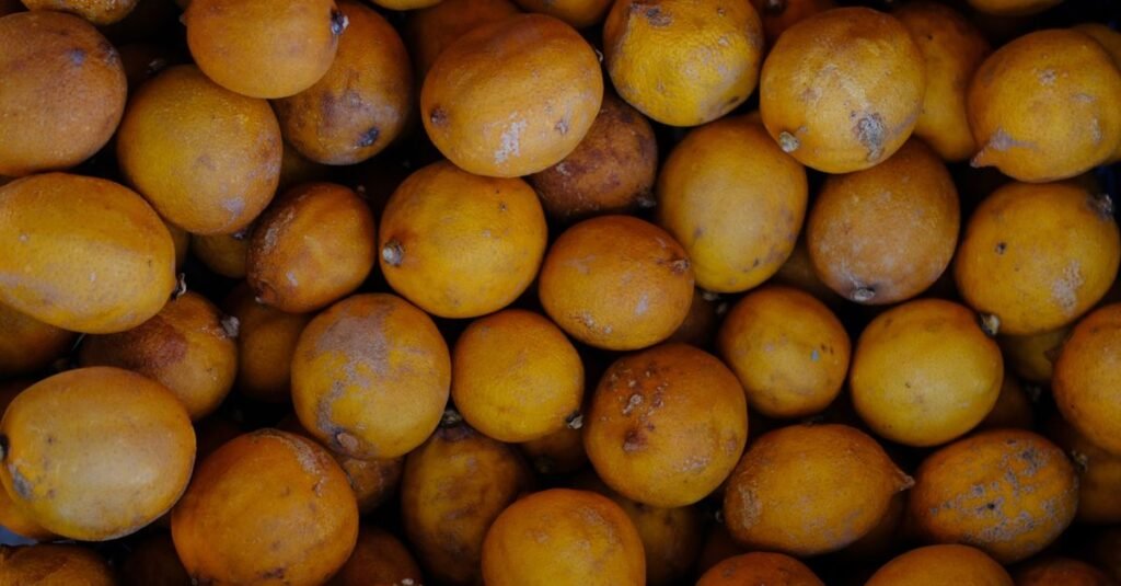Vista aérea de una pila de limones frescos y maduros expuestos en un mercado al aire libre en Esmirna, Turquía.