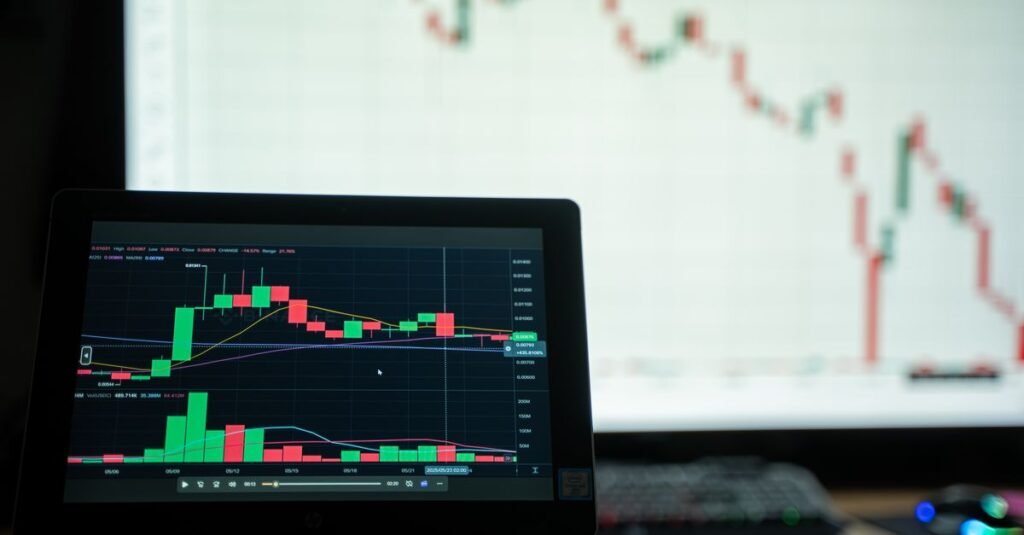 Primer plano de un ordenador portátil que muestra gráficos del mercado de criptomonedas en un entorno de negociación.