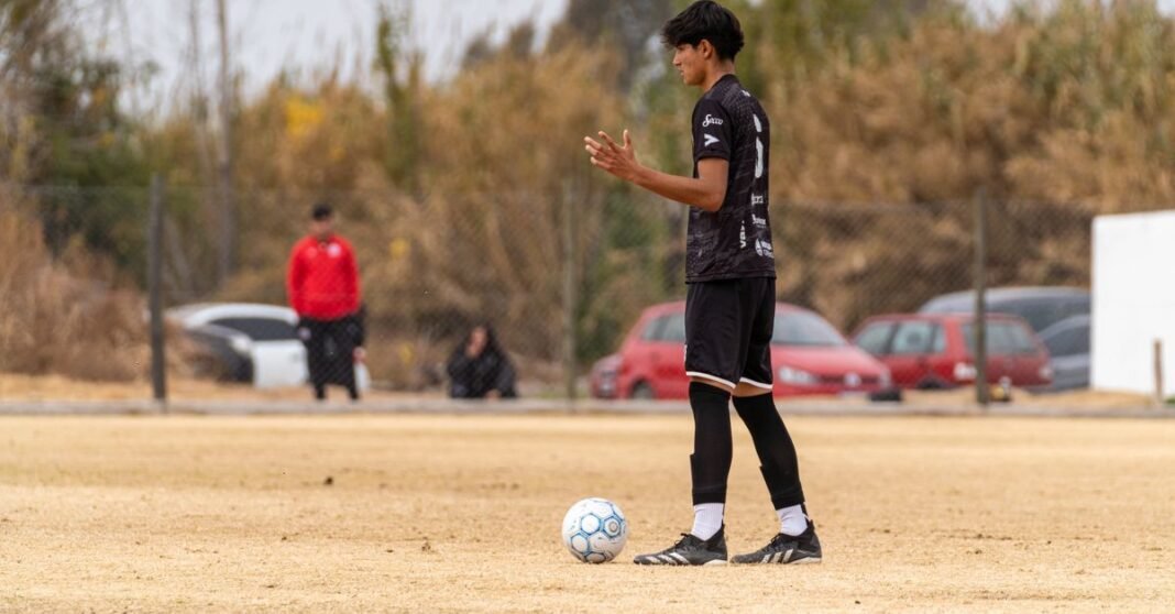 Raúl ‘Tala’ Rangel apunta a su debut con la Selección Mexicana ante Uruguay Atletas jugando al fútbol en un partido competitivo en un campo verde vibrante.