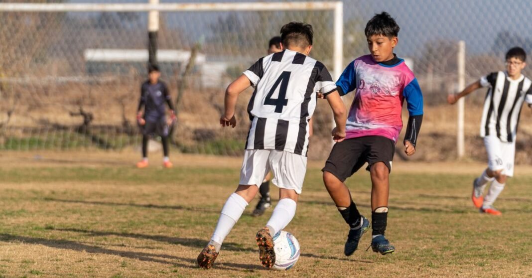 Javier Aguirre perfila su primera convocatoria con la Selección Mexicana rumbo a la Fecha FIFA de septiembre Un momento vibrante de unidad mientras un equipo juvenil de fútbol se agrupa en el estadio de Caracas.