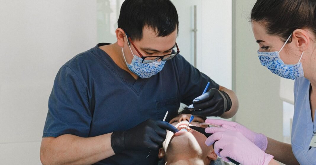 50 mil 940 médicos concluyen su inscripción al ENARM 2024, informa la Secretaría de Salud Dos profesionales dentales realizando un chequeo dental a un paciente en una clínica moderna.
