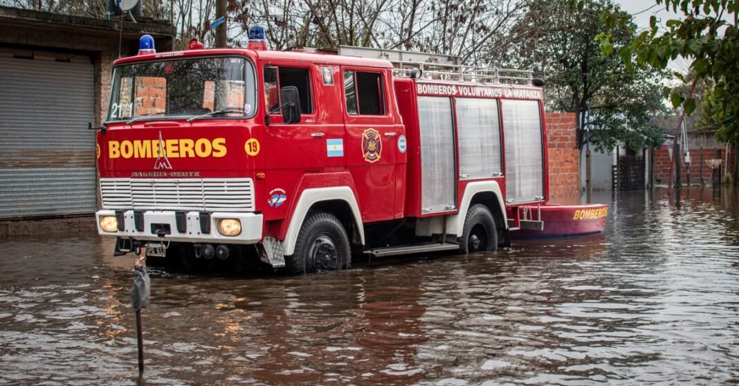 Primer Simulacro Nacional 2025 activará alertas en celulares en la Ciudad de México Un camión de bomberos conduce por una calle inundada en Buenos Aires, Argentina, durante una tormenta.