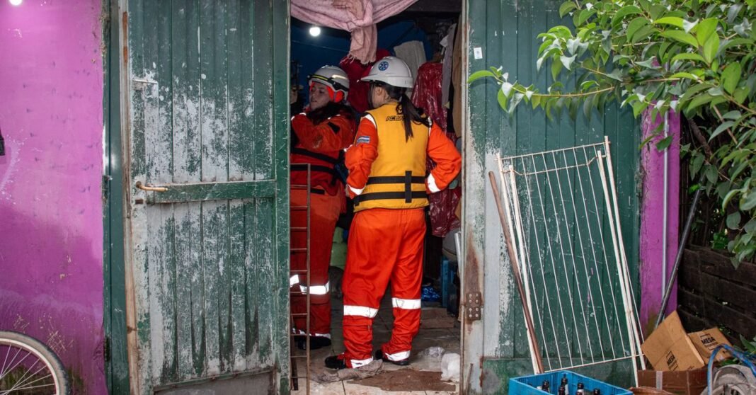 Abelardo de la Espriella anuncia emergencia económica para reconstrucción tras terremoto en Colombia Personal de rescate con trajes naranjas realizando una operación en un edificio rústico, Buenos Aires, Argentina.