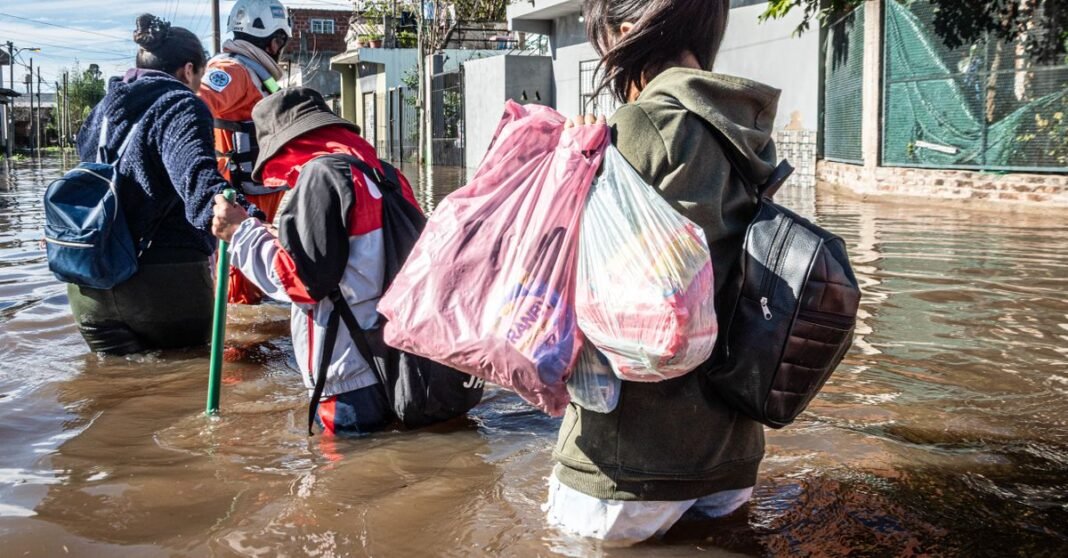 Nepal eleva a 1,924 los desaparecidos tras riada en la frontera con China Un hombre rescata a un perro utilizando una barca improvisada durante las inundaciones en Buenos Aires.