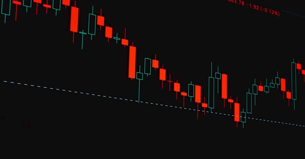 Una vista detallada de un gráfico de operaciones financieras que incluye gráficos de velas japonesas y gráficos de líneas para el análisis de mercado.